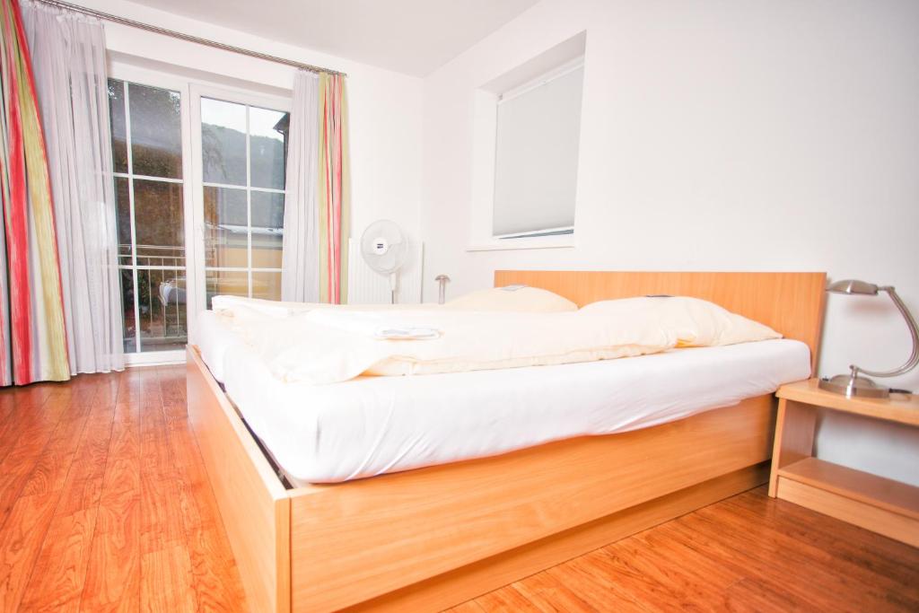 Двухместный (Двухместный номер с 1 кроватью и собственной ванной комнатой) хостела YoHo - International Youth Hostel, Зальцбург