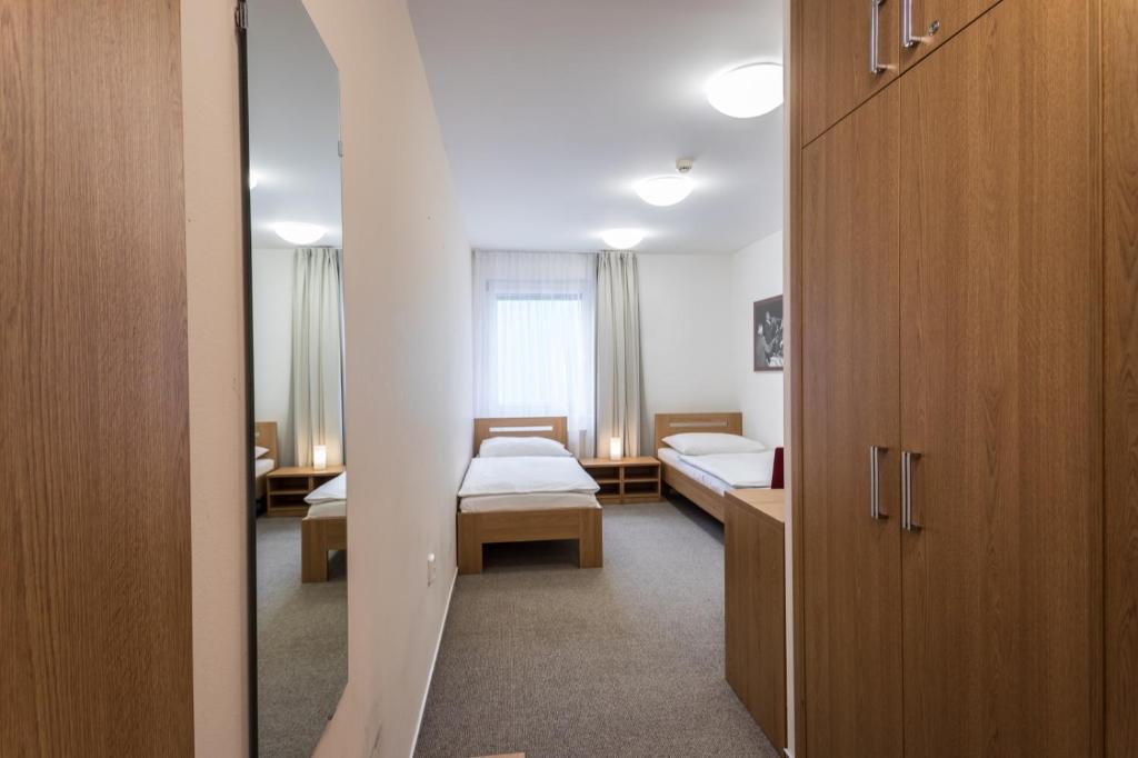 Двухместный (Стандартный двухместный номер с 2 отдельными кроватями) отеля Sareza hotel, Острава