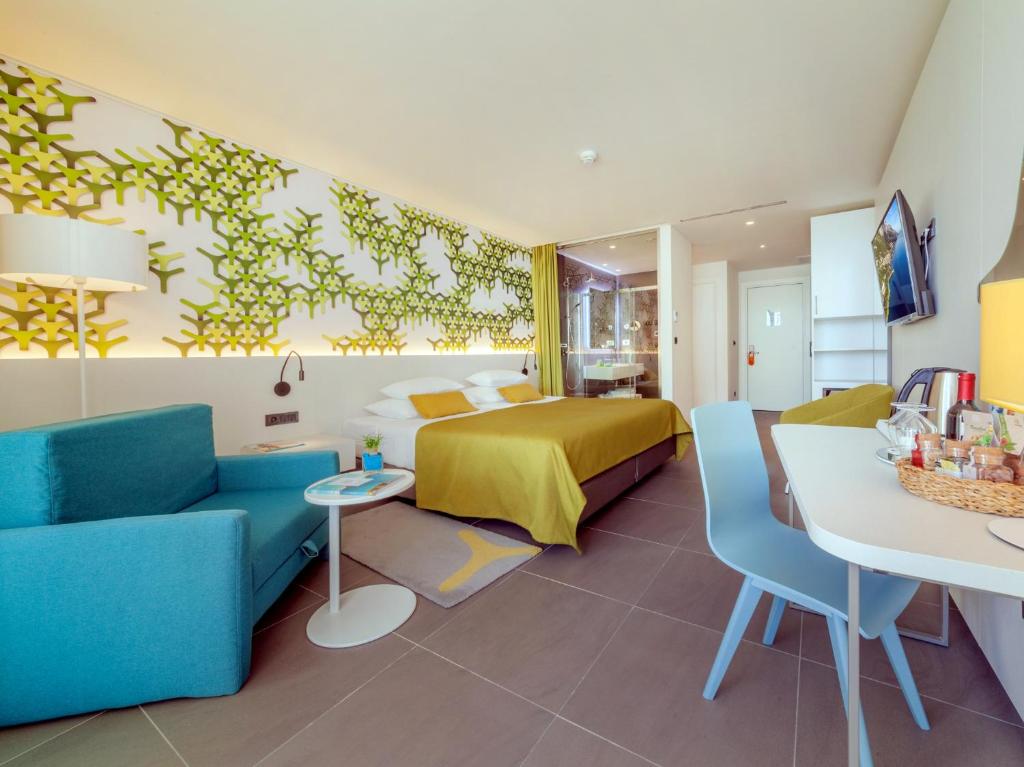 Двухместный (Двухместный номер «Премиум» с 1 кроватью и балконом, боковой вид на море) отеля SENTIDO Bluesun hotel Berulia, Брела