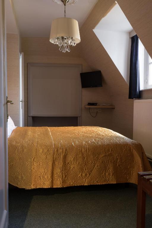 Двухместный (Небольшой двухместный номер с 1 кроватью или 2 отдельными кроватями, вид на канал) отеля Hotel Duc De Bourgogne, Брюгге