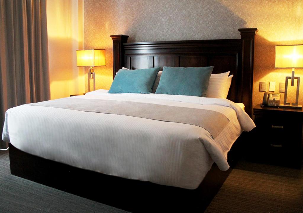 Двухместный (Номер Делюкс с кроватью размера «king-size») отеля Gran Hotel Concordia San Luis Potosi, Сан-Луис-Потоси