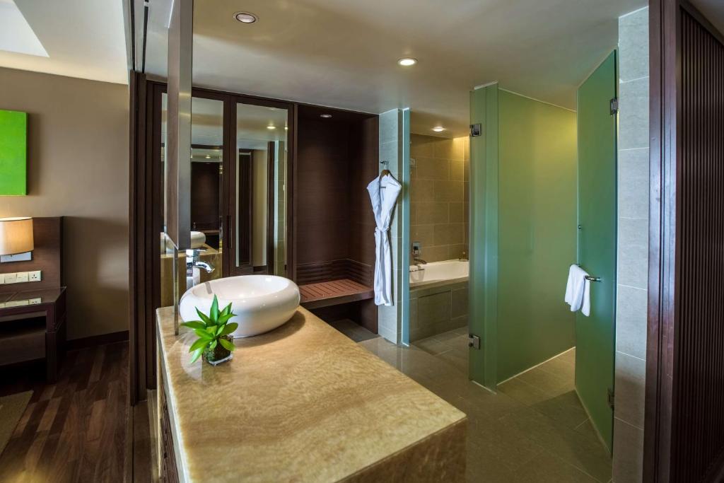 Двухместный (Клубный двухместный номер с 2 отдельными кроватями и видом на море) отеля Hyatt Regency Kinabalu, Кота-Кинабалу