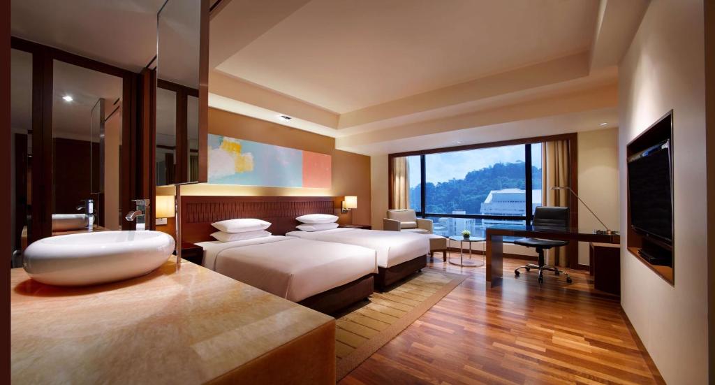 Двухместный (Двухместный номер с 2 отдельными кроватями и видом на город) отеля Hyatt Regency Kinabalu, Кота-Кинабалу