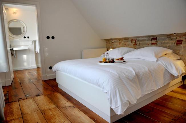 Двухместный (Стандартный двухместный номер с 1 кроватью и ванной) гостевого дома Guesthouse Bernardin, Антверпен
