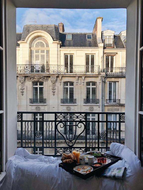 Двухместный (Двухместный номер Делюкс «Эйфелева башня» с 1 кроватью) отеля Hotel Marignan Champs-Elysées, Париж