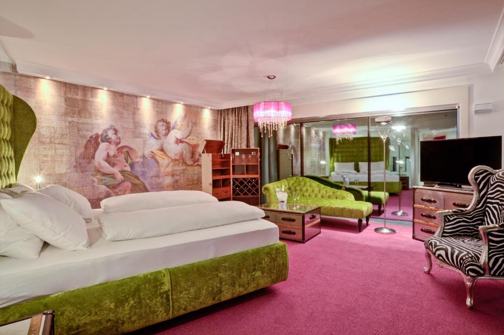 Сьюит (Улучшенный люкс с кроватью размера «king-size») отеля Hotel Sommerhof, Гозау