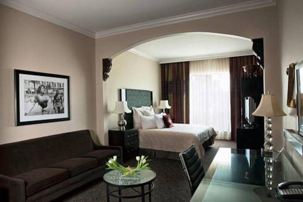 Двухместный (Улучшенный номер с кроватью размера «king-size») отеля Hotel ZaZa Dallas, Даллас