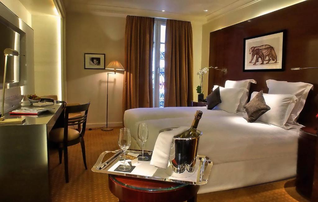 Двухместный (Классический двухместный номер с 1 кроватью и видом на город) отеля Hotel Montaigne, Париж