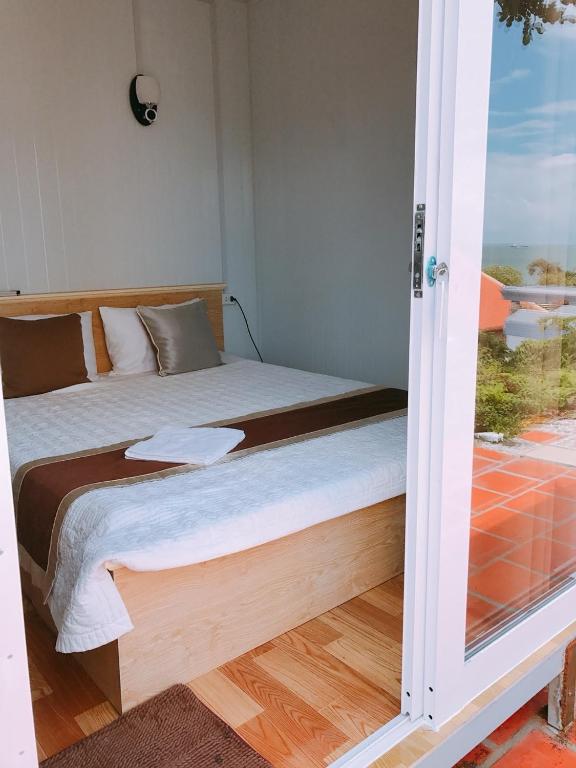 Двухместный (Небольшой двухместный номер с 1 кроватью и видом на море) мотеля Nui Nho Motel, Вунгтау