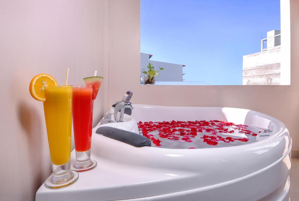 Сьюит (Люкс с кроватью размера «king-size» и гидромассажной ванной) гостевого дома Triton Beach Hotel & Spa, Маафуши