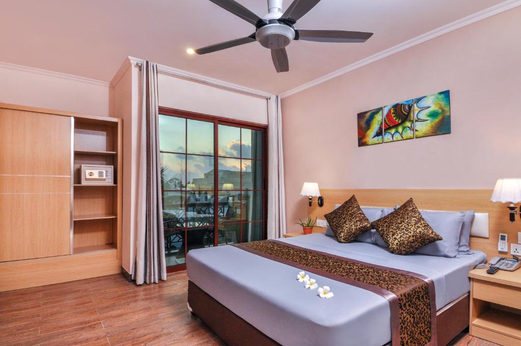 Двухместный (Стандартный двухместный номер с видом на остров) гостевого дома Triton Beach Hotel & Spa, Маафуши