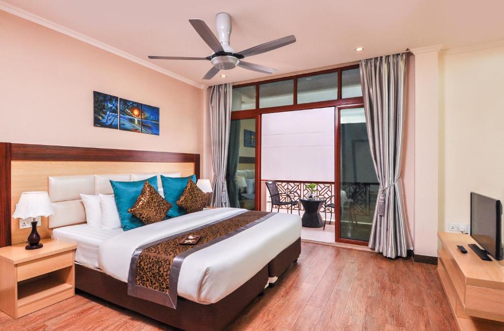 Двухместный (Двухместный номер Делюкс с 1 кроватью или 2 отдельными кроватями и видом на бассейн) гостевого дома Triton Beach Hotel & Spa, Маафуши