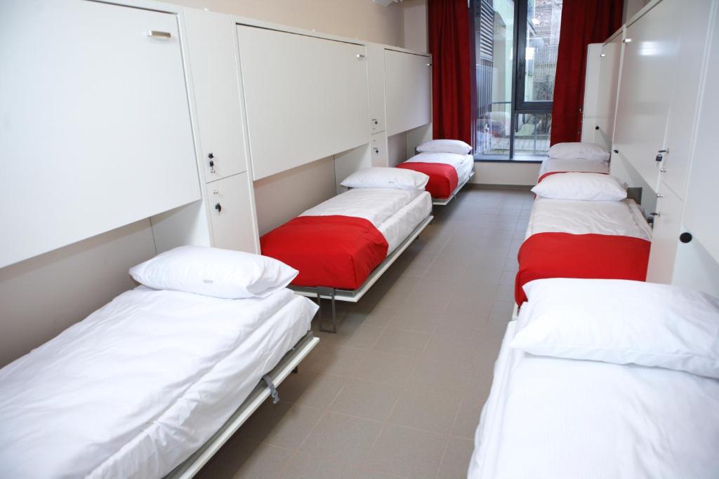Номер (Кровать в общем 8-местном номере для мужчин и женщин) хостела Express Hostel, Краков