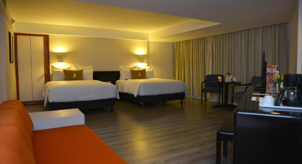 Сьюит (Junior Suite with Two Double Beds with Sofa Bed) отеля Best Western PLUS Gran Hotel Morelia, Морелия