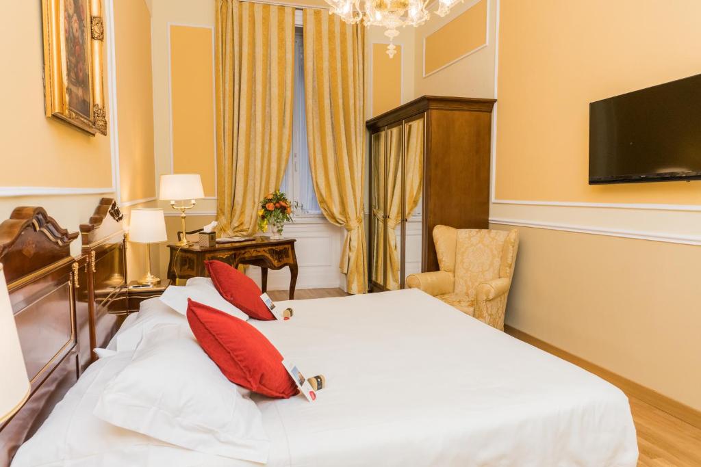 Двухместный (Двухместный номер с 1 кроватью или 2 отдельными кроватями (для 1 взрослого)) отеля Hotel Bristol Palace, Генуя