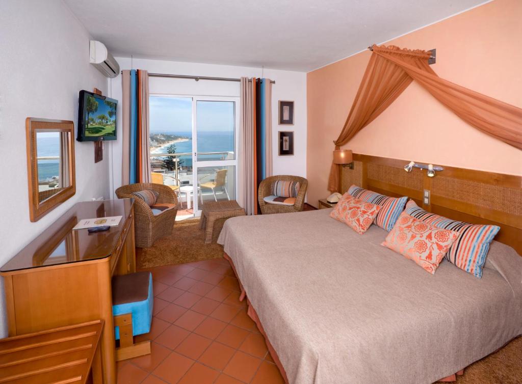 Двухместный (Двухместный номер с 1 кроватью или 2 отдельными кроватями и видом на море) отеля Hotel do Cerro, Албуфейра