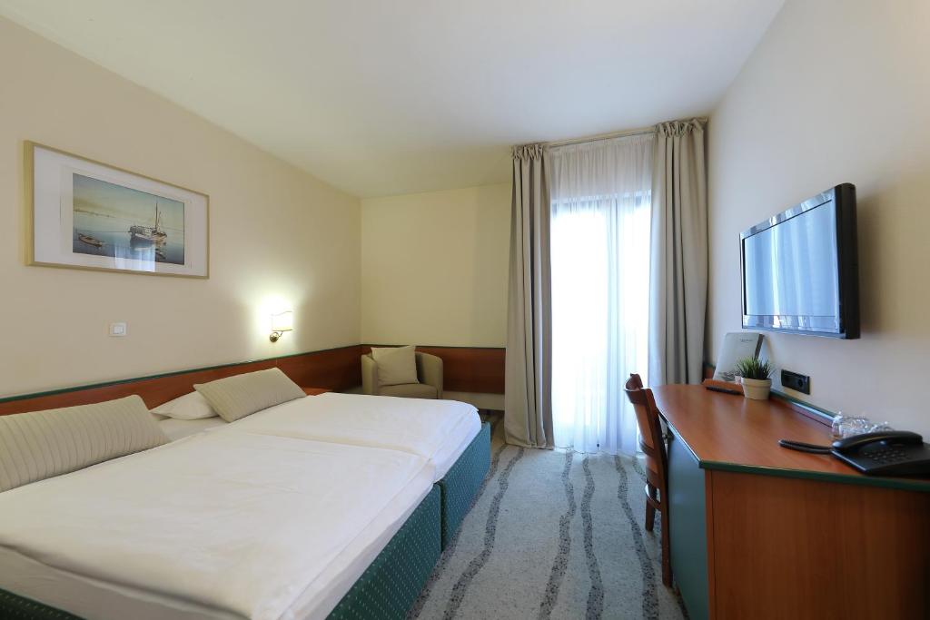 Двухместный (Стандартный двухместный номер с 1 кроватью или 2 отдельными кроватями и балконом) отеля Hotel Mediteran, Задар
