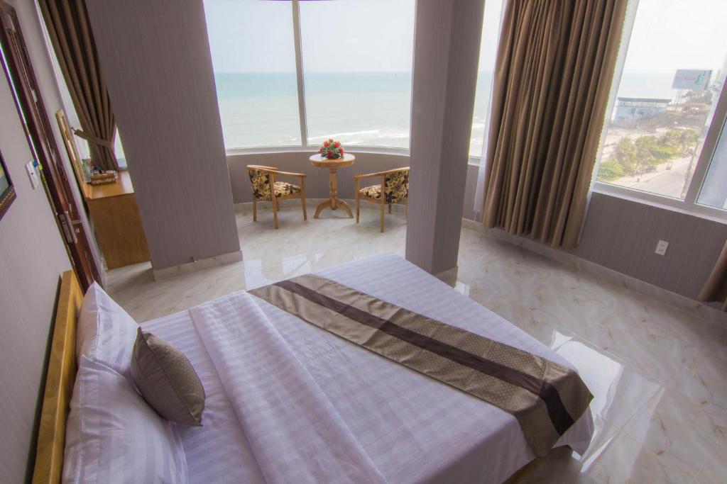 Четырехместный (Четырехместный номер с видом на море) отеля Ngoc Hanh Beach Hotel, Вунгтау