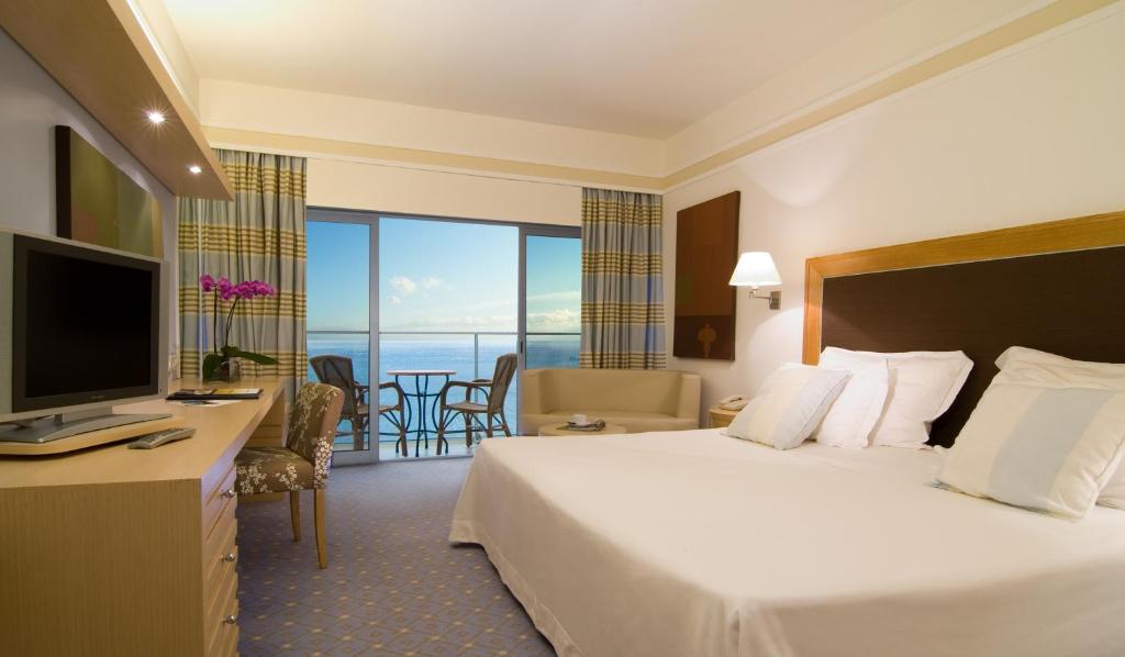 Двухместный (Классический двухместный номер с 2 отдельными кроватями и видом на море) отеля Pestana Carlton Madeira Ocean Resort Hotel, Фуншал