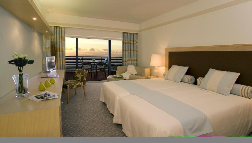 Двухместный (Классический двухместный номер с 2 отдельными кроватями и видом на бассейн) отеля Pestana Carlton Madeira Ocean Resort Hotel, Фуншал