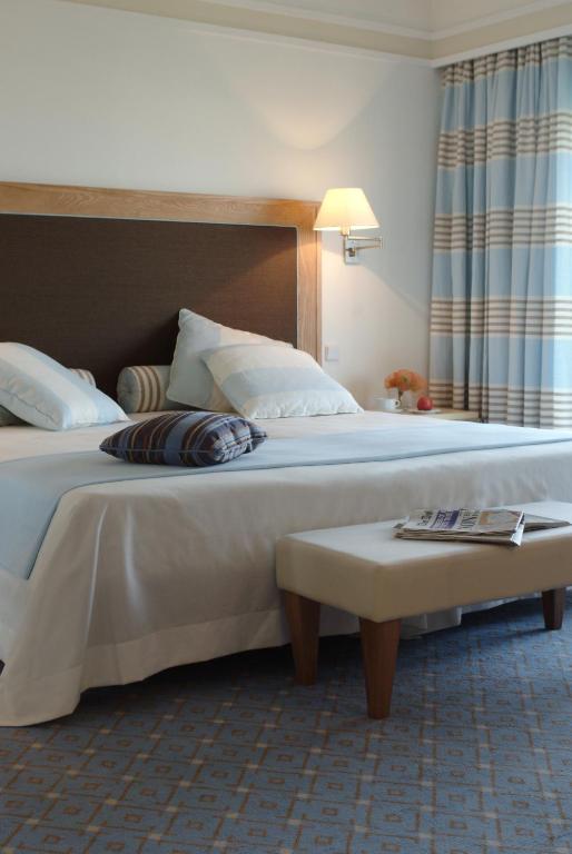 Двухместный (Классический двухместный номер с 2 отдельными кроватями и видом на горы) отеля Pestana Carlton Madeira Ocean Resort Hotel, Фуншал