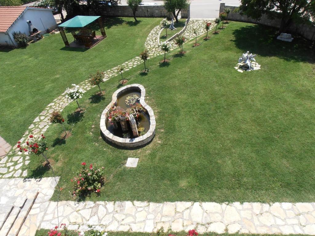 Апартаменты (Улучшенные апартаменты с 1 спальней и видом на сад и город (2 человека)) гостевого дома Villa Linet, Фунтана