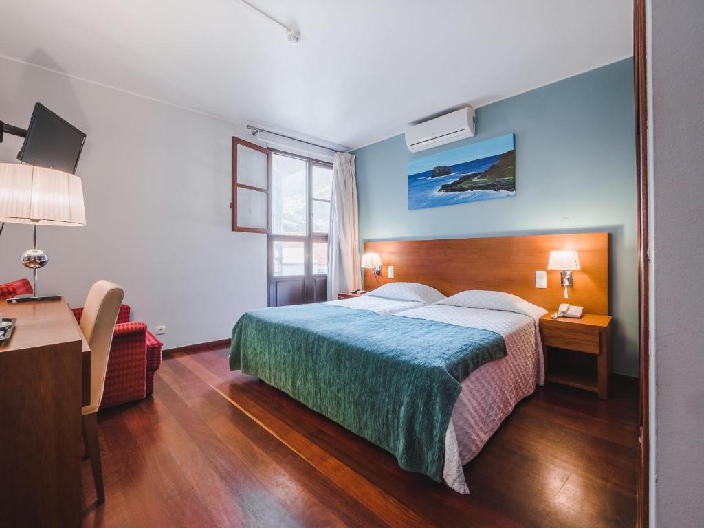 Двухместный (Двухместный номер с 2 отдельными кроватями и видом на горы) отеля Hotel Vila Bela, Порту-да-Круш