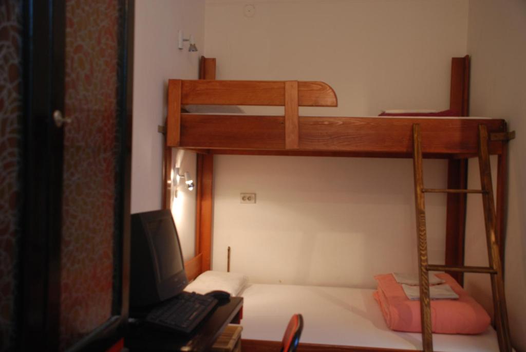 Двухместный (Двухместный номер с двуспальной кроватью и дополнительной кроватью) хостела Tash Inn Hostel, Белград