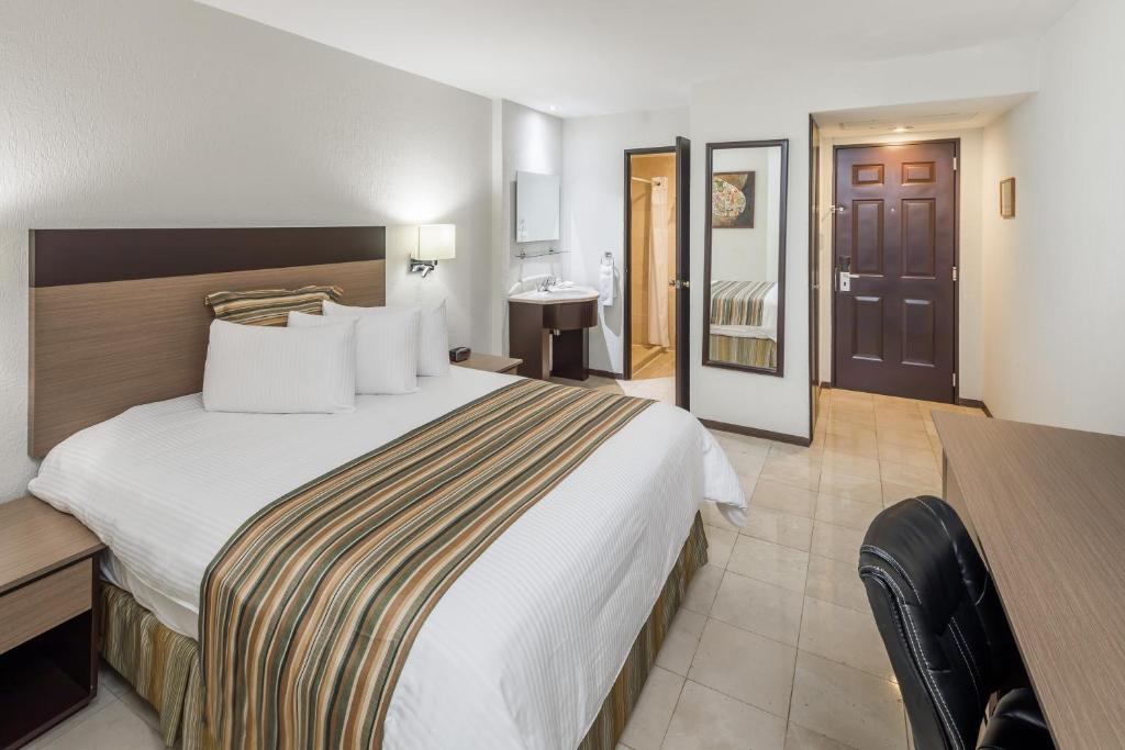 Двухместный (Стандартный номер с кроватью размера «king-size») отеля Ramada Hola Culiacan, Кульякан