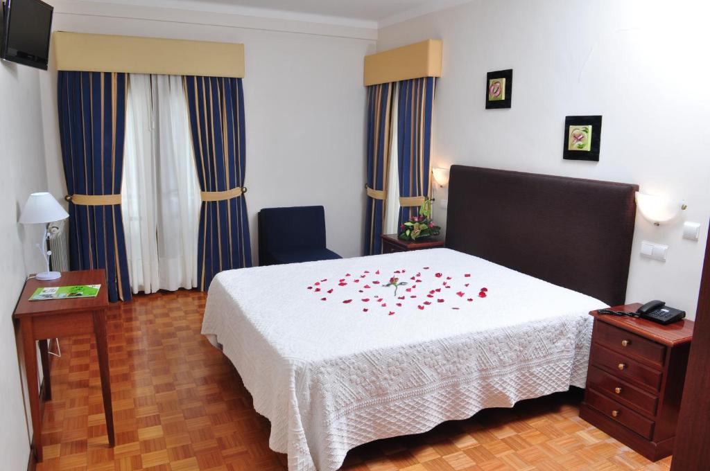 Двухместный (Двухместный номер с 1 кроватью и видом на горы) отеля Moderna do Geres Hotel, Герес