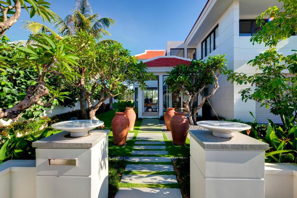 Апартаменты (Вилла с 3 спальнями и отдельным бассейном) курортного отеля The Ocean Villas, Дананг