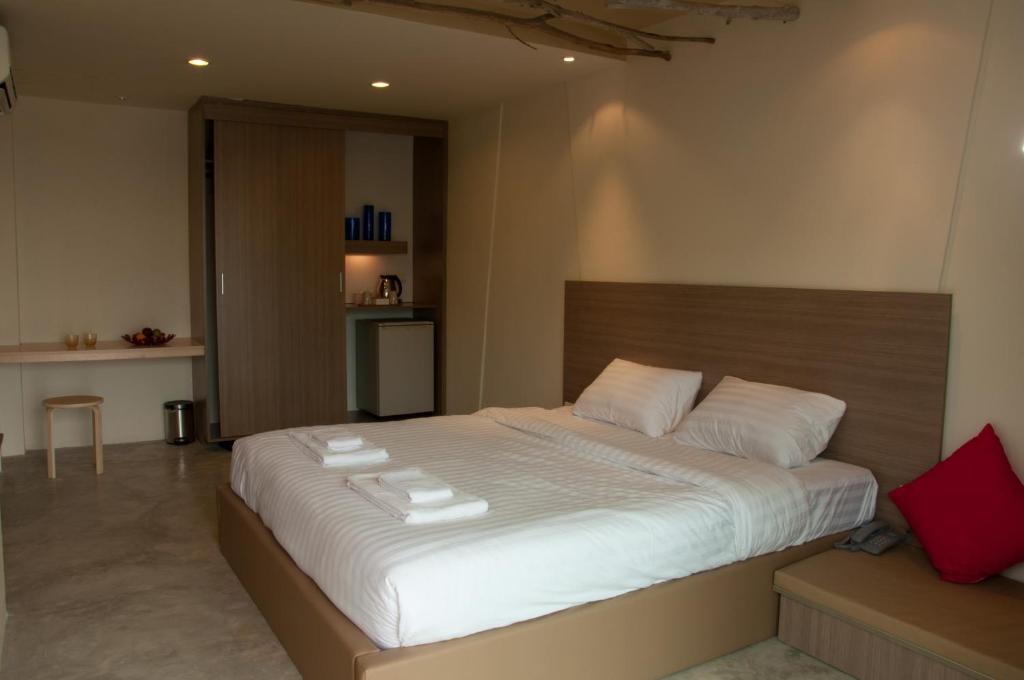 Двухместный (Улучшенный двухместный номер с 1 кроватью или 2 отдельными кроватями) курортного отеля Red Z Resort, Пхетчабури