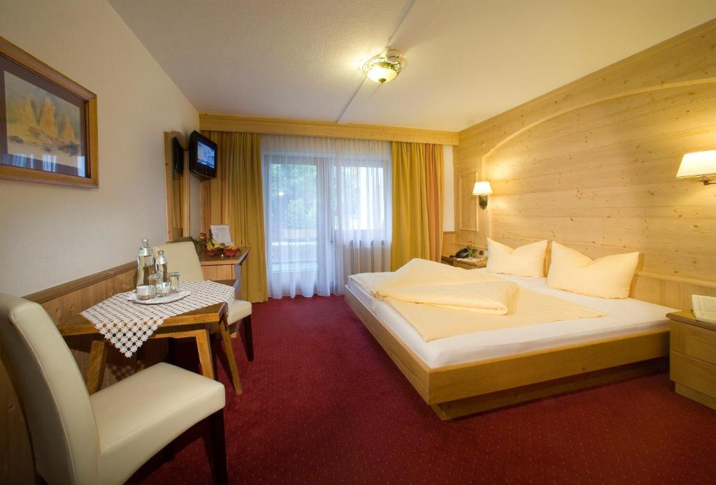Двухместный (Улучшенный двухместный номер с 1 кроватью) отеля Alpenhotel Tirolerhof, Целль-ам-Циллер