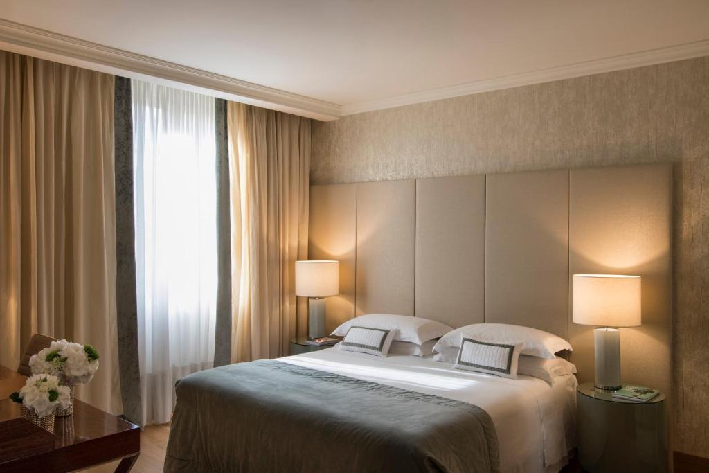 Четырехместный (Семейный смежный номер) отеля Rosa Grand Milano - Starhotels Collezione, Милан