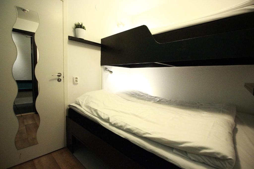Двухместный (Небольшой двухместный номер с 2 отдельными кроватями и общей ванной комнатой - Без окна) отеля Hotell Centralstation, Уппсала