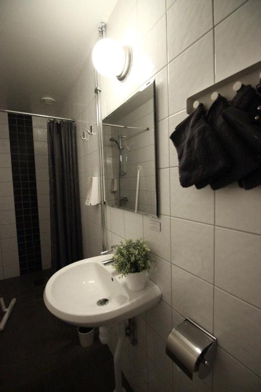 Одноместный (Небольшой одноместный номер с общей ванной комнатой - Без окна) отеля Hotell Centralstation, Уппсала