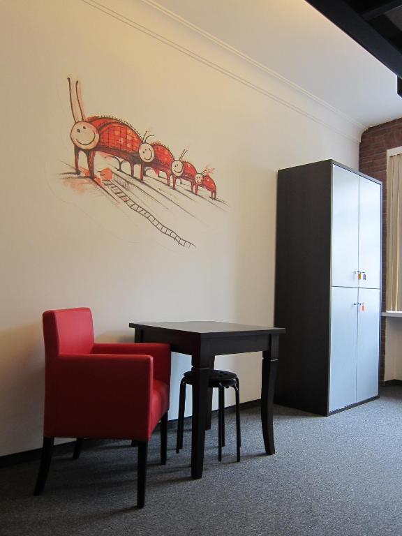 Номер (Спальное место в общем 5-местном номере для мужчин и женщин с ванной комнатой) хостела Hostel Wratislavia, Вроцлав