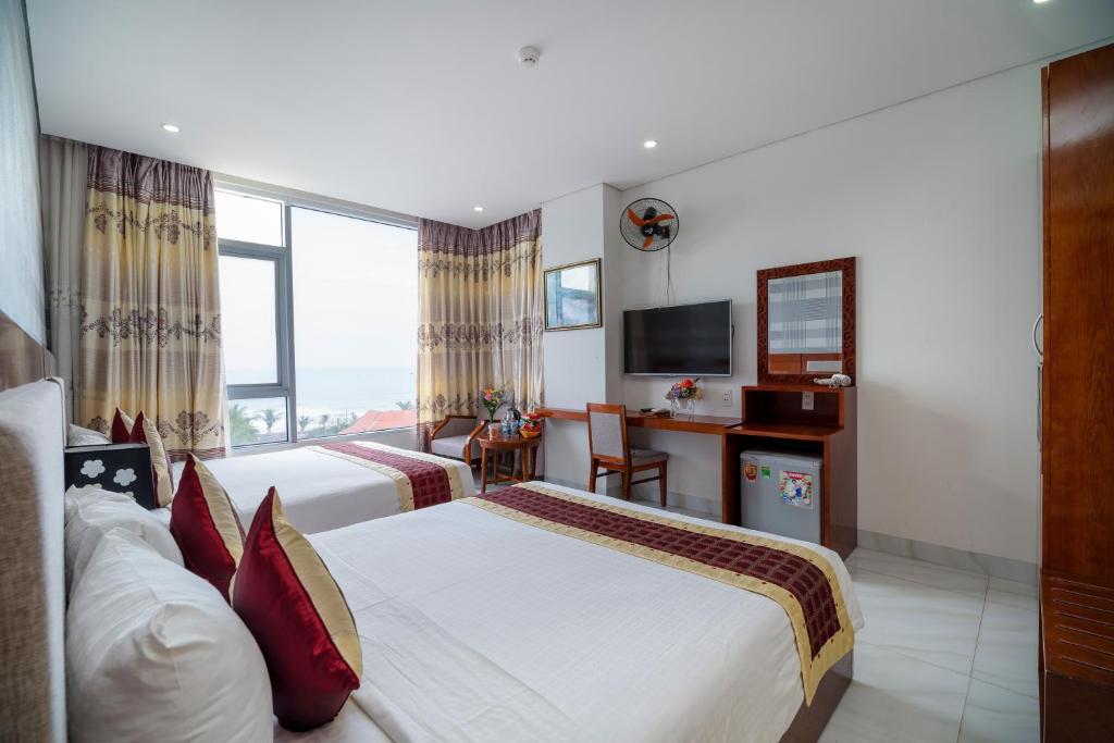 Двухместный (Двухместный номер Делюкс с 1 кроватью или 2 отдельными кроватями, вид на горы) отеля Mỹ Hạnh Hotel Đà Nẵng, Дананг