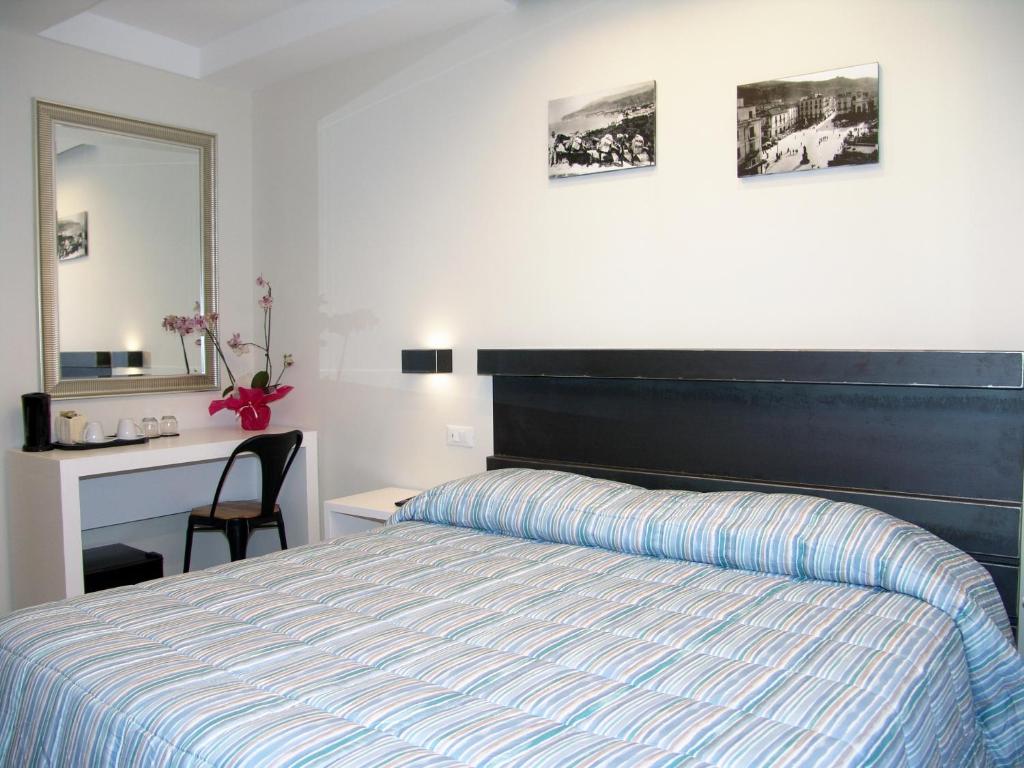 Двухместный (Двухместный номер с 1 кроватью или 2 отдельными кроватями и балконом) гостевого дома Sorrento Inn Funzionista, Сорренто