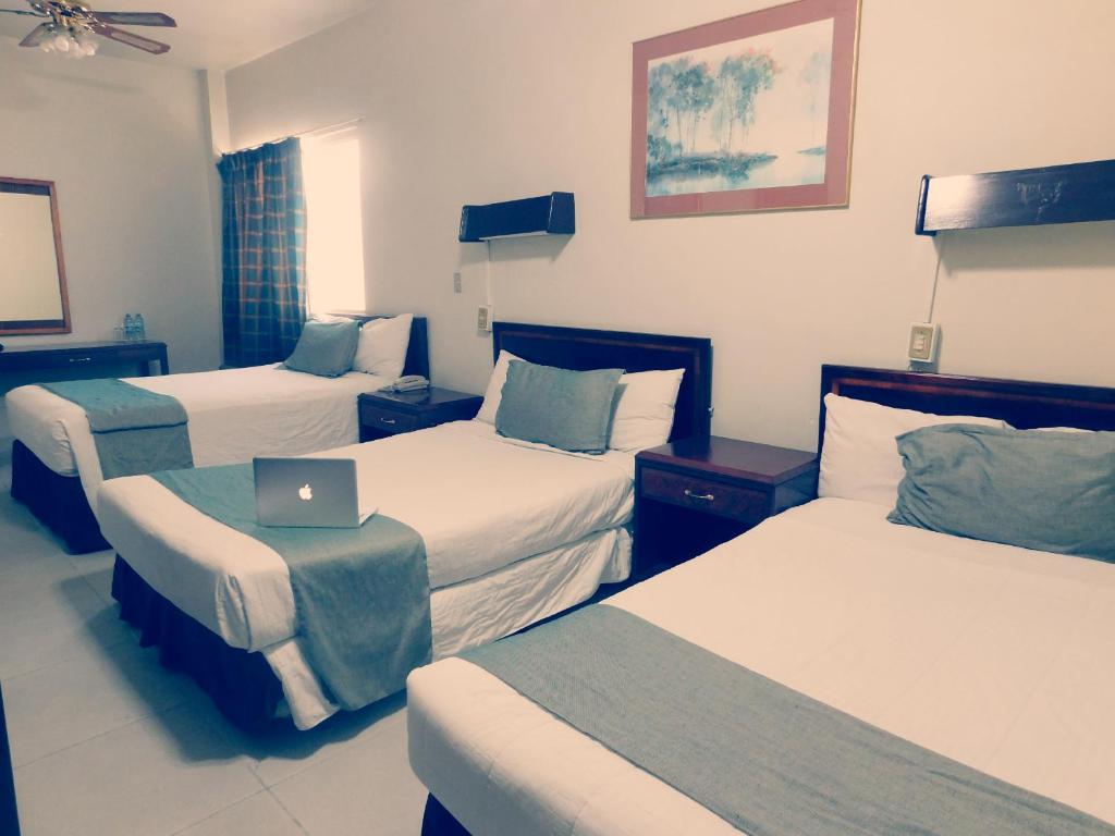 Трехместный (Трехместный номер с 3 двуспальными кроватями) отеля Hotel Premier Saltillo Coahuila, Сальтильо