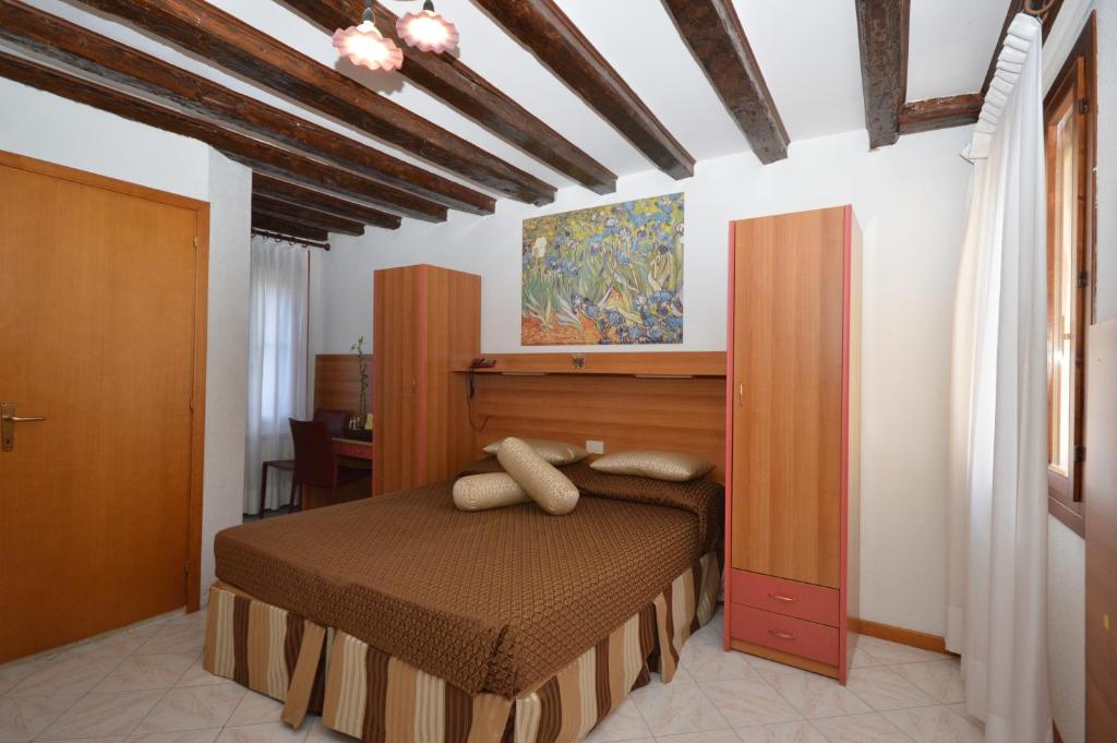 Одноместный (Двухместный номер с 1 кроватью или 2 отдельными кроватями для одноместного размещения) апарт-отеля Albergo Marin, Венеция