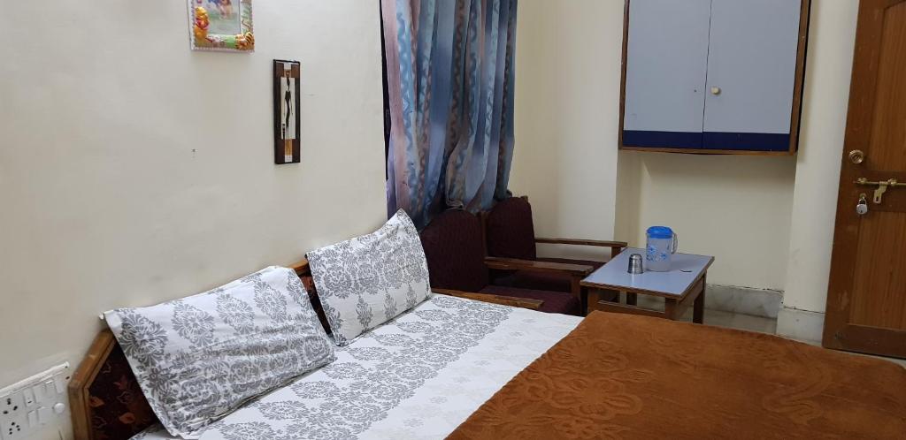 Отель Budget stay between the hills, Маунт-Абу