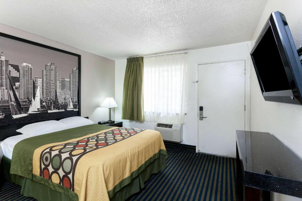 Двухместный (Номер с кроватью размера «queen-size») отеля Super 8 by Wyndham San Diego Hotel Circle, Сан-Диего