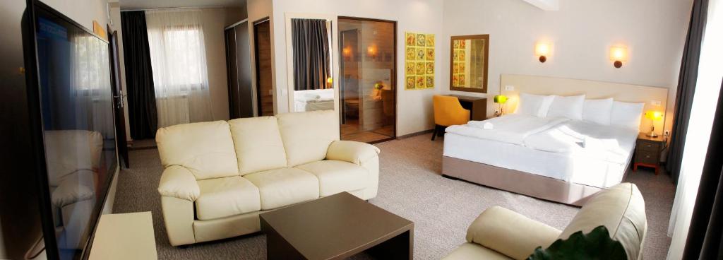 Сьюит (Улучшенный люкс с кроватью размера «king-size») отеля Hotel Happy, Димитровград