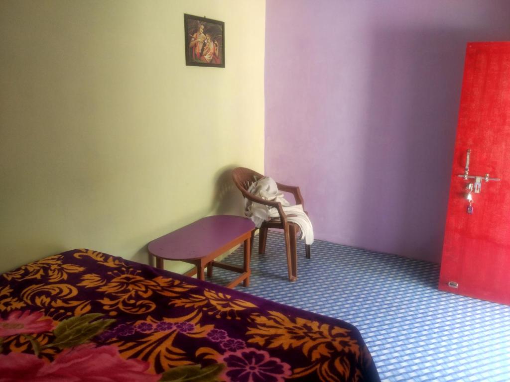 Двухместный (Двухместный номер с 1 кроватью и собственной ванной комнатой) семейного отеля Radha Krishna Home, Варанаси