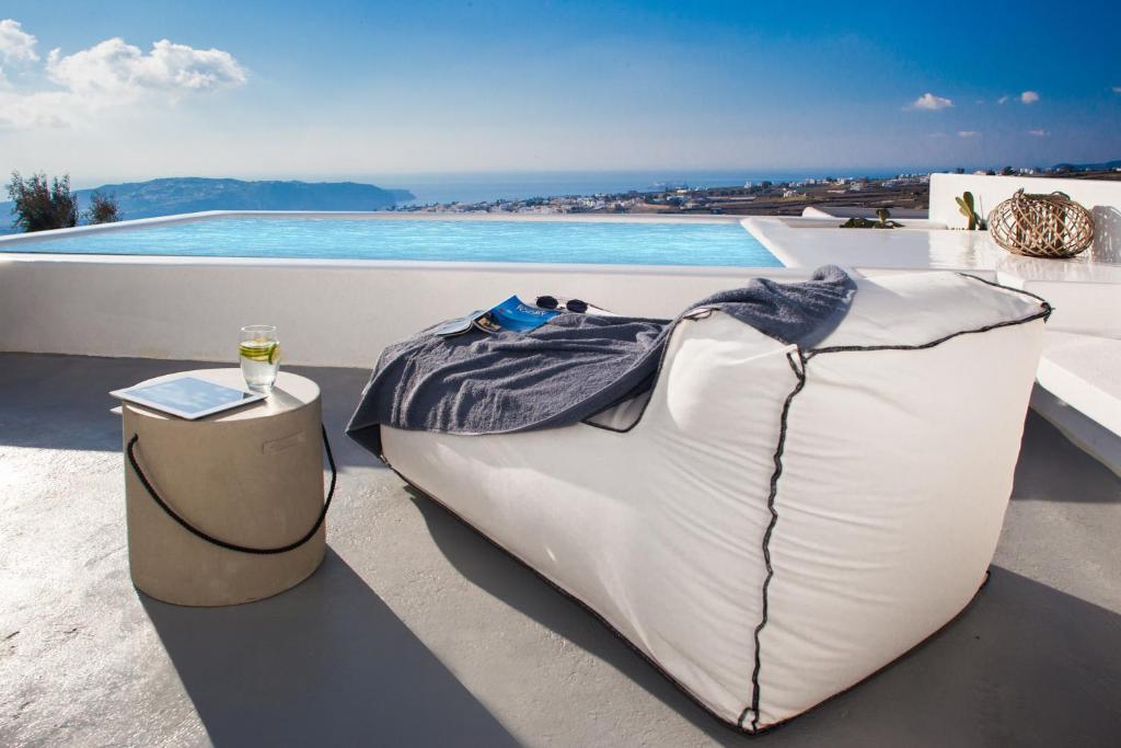 Сьюит (Улучшенный люкс с собственным мини-бассейном) отеля Alunia Incognito Suites - Adults Only, Пиргос (Эгейские острова)