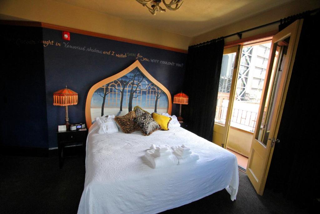 Сьюит (Люкс с кроватью размера «king-size») отеля McMenamins Crystal Hotel, Портленд
