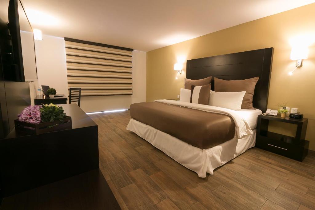 Четырехместный (Двухместный номер с 2 двуспальными кроватями) отеля Hotel Imperial Luxury, Сан-Мартин-Тесмелукан-де-Лабастида