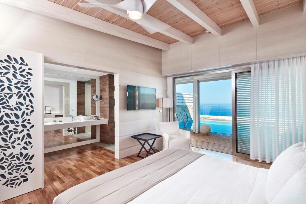 Вилла (Отдельный люкс «Бельведер» с собственным бассейном и видом на море) отеля Esperos Village Resort, Фалираки