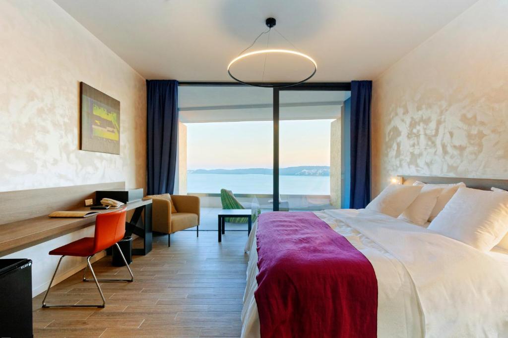Двухместный (Улучшенный двухместный номер с 1 кроватью или 2 отдельными кроватями, балконом и видом на море - Подходит для гостей с ограниченными физичес) отеля Hotel Ola - Adults Only, Трогир